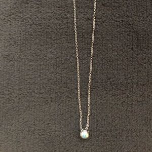 Short pendant necklace